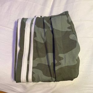 Camo leggings. 90% cotton 4% spandex.